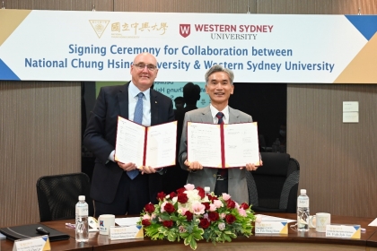 國立中興大學薛富盛校長（右）與澳洲西雪梨大學校長Professor Barney Glover AO簽署學術合作備忘錄