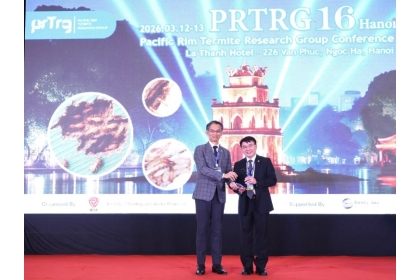 Prof. Dr. Hou-Feng Li, President of PRTRG, presents a commemorative plaque to Prof. Dr. Tran Dinh Hoa, Director of VAWR. Photo: Hoai Tho.