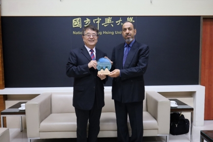 國立中興大學詹富智校長(左)與阿曼尼日瓦大學校長Dr. Ahmed K. Al-Rawahi(右)互贈禮品。