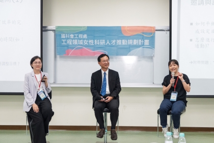 左至右：陽明交大光電系冉曉雯教授、興大工學院楊明德院長、成大化工系吳意珣教授
