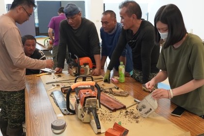 學員分組進行鏈鋸拆解與基礎保養實作