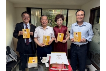 林萬年學長(左二)、梁瀞元夫人(右二)、詹富智校長(左一)、蔡清標副校長(右一)合影留念