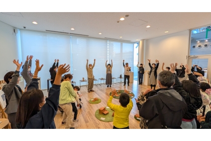 廣瀨浩二郎老師帶領大家體操