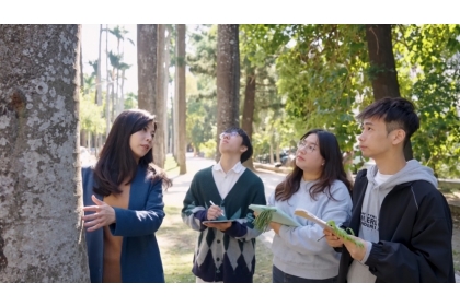 柳婉郁教授(左1)講授都市林管理