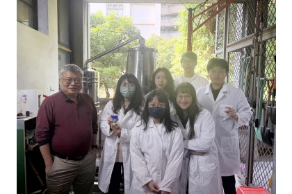 中興大學循環經濟研究院王升陽院長(左1)與研究團隊合影。