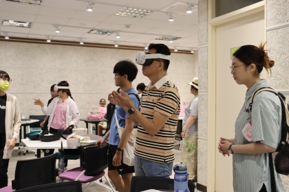 社區居民以VR裝置體驗課堂學生拍攝綠川和旱溪環景實境成果