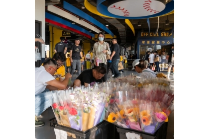 「國產花卉見證MVP榮耀」活動致贈由興大園藝學系陳彥銘副教授研發團隊，自育的常春藤專利品種〈皮卡啾 ‘Pikaju’〉盆花給現場觀眾與嘉賓。圖片來源：TFTD 台灣花店協會