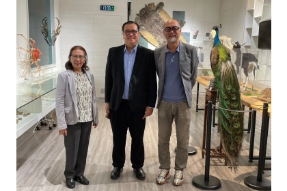 Dean Chieh-Chen Huang of the College of Life Sciences (far right) accompanied the visitors on a tour of the NCHU Museum of Natural History at the College of Life Sciences.