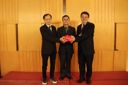 Dr. Fuh-Jyh Jan (right), President of National Chung Hsing University, is elected as the 9th Chairman of the Academia-Industry Consortium for Science Parks in Central Taiwan, succeeding former Chairman Mr. Te-Hua Yang (left). The handover was overseen by 