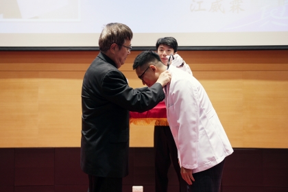 由興大詹富智校長（左）授予聽診器