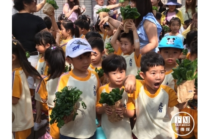 【大成報】大智附幼孩子們準備出發賣菜。（廖珮翎攝）