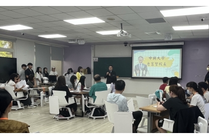 中興大學詹富智校長致詞，勉勵教師掌握 AI 融入教育的契機，引來現場熱烈掌聲。
