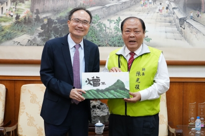 中興大學蔡清標副校長（左）率隊拜會陳光復縣長