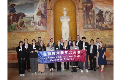 與堪薩斯州議會代表在堪州議會合影
