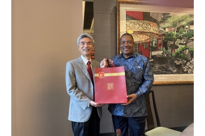 NCHU President Dr. Fuh-Sheng Shieu presents gift to Ambassador Promise Sithembiso Msibi. 