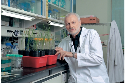 今年入選為玉山學者，在中興大學任教的格魯．伊森姆（Wilhelm Gruissem）是植物生技領域的權威，來自瑞士聯邦科技學院植物科學研究所。