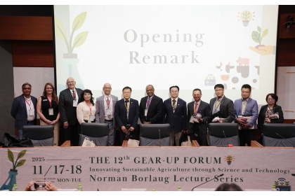 11月17日美國德州農工大學致贈興大師長紀念品