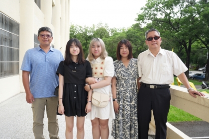 興大文學院吳政憲院長（左1）與譚父（右1）及譚家三姊妹合影。
