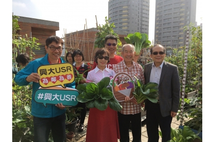 興大樂齡園藝團隊12月1日在臺中市南區西川里崇仁活動中心舉辦成果會，採收蔬果。