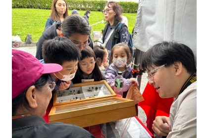 中興大學圖書館以「蟲興所欲 - 啟發小小探險家」主題，參加由國家圖書館主辦「臺灣閱讀節」