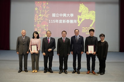 115年度懷璧獎得主生科系林玉儒助理教授（左2）及外文系何泰鈞副教授（右2）與詹富智校長（中）、李德財前校長（左3）、校友總會莊嘉郁理事長（右3）及捐款者合影