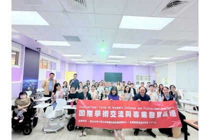Timothy_Teo_教授、黃國禎講座教授、吳文琪特聘教授與論壇與會師生合影留念,為國際學術交流與專業發展論壇畫下圓滿句點。