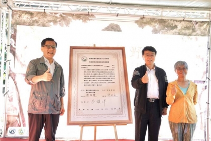 農村水保署長李鎮洋(中)見證下，南投分署與許秋容老師(右一)簽訂韌性坡地補助意願書。唐復年/攝 