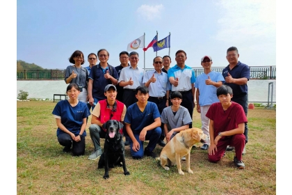 興大「浪愛齊步走」計畫團隊與臺中市政府消防局搜救犬隊合作。