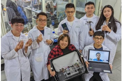 蔣雅郁副教授（左3）團隊所研發的「液-液萃取裝置」專利獲得台灣創新技術博覽會專利發明競賽金獎