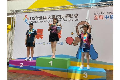 曹彤君（中）榮獲2023全大運女單桌球金牌。（圖曹彤君提供）