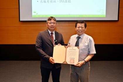 興大吳政憲學務長（左）頒發感謝狀給高大成醫師（右）