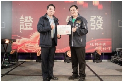 執行長頒發當選證書給第24屆學生會會長 陳建中學長。