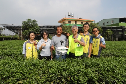 防檢局植物防疫組副組長顏辰鳳（左2）、茶農余金炘（左3）、興大植物教學醫院長唐立正（右3）等人合影