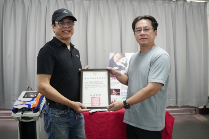 興大獸醫教學醫院院長王咸棋(右)頒發感謝狀給富邦國際生醫科技有限公司創辦人鄭豐邦(左)
