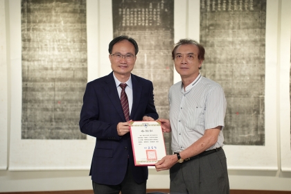興大蔡清標副校長(左)頒發感謝狀給策展人陳永芳老師(右)