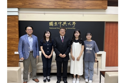 興大詹富智校長(中)、研發處宋振銘研發長(左一)與今年完成MACHI-STEM海外交換生計畫的興大女同學合影。