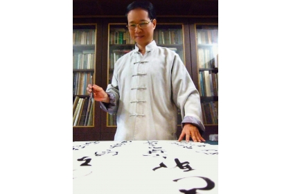 中興大學中文系教授兼藝術中心主任陳欽忠，是臺灣第一位書法博士，曾入選《台灣藝術經典大系》百年書法50名人榜，並獲第49屆中國文藝獎章。