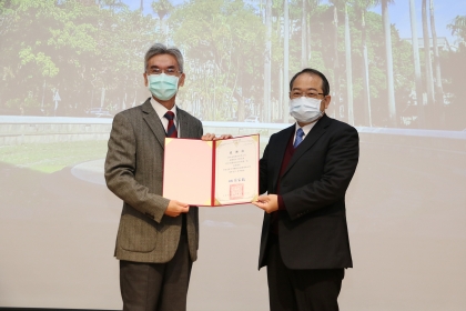 興大薛富盛校長（左）致贈感謝狀給晶元光電范進雍董事長（右）。