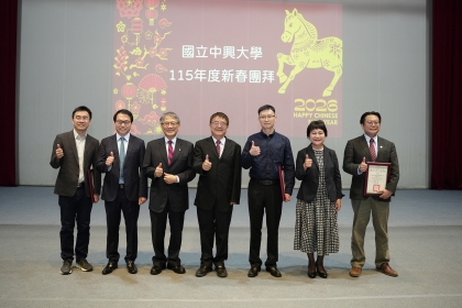 懷璧傑出學者獎得主材料系賴盈至特聘教授（左1）、奈米所林彥甫特聘教授（右3）與詹富智校長（中）、李德財前校長（左3）及捐款者合影