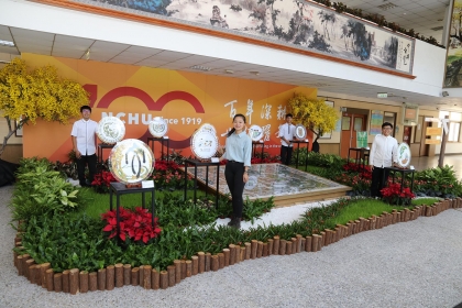 興大園藝系學生團隊規劃百年花藝造景，左至右為范宇志、柳皓淳、董沛承、廖嘉宏