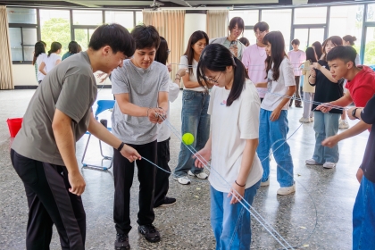 興大新生訓練採營隊模式，由學長姐設計團康與闖關，從遊戲中培養團隊默契。