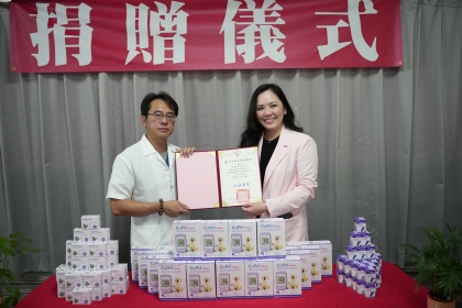 興大獸醫教學醫院院長王咸棋（左）頒發感謝狀給CuPet廠商代表 Angel Tan