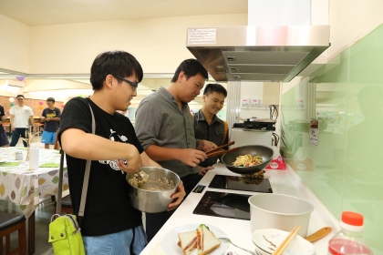 男大生自煮共食，吃得安心健康也促情誼交流