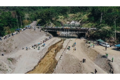 中興大學於惠蓀林場進行馬太鞍溪堰塞湖縮比實驗。圖片來源：中興大學陳樹群研究團隊