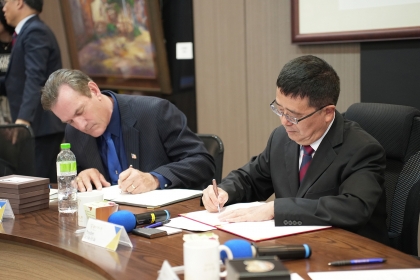 國立中興大學與南達科州立大學學術合作協議簽約儀式，當天由詹富智校長(右)及南達科他州副州長(左)代表簽署。