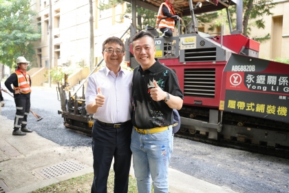 永䥶集團郭晉宏董事長（右）捐贈椰林大道馬路鋪設。