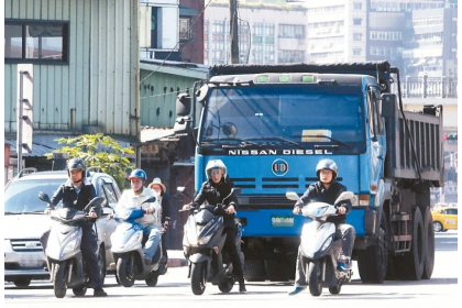 老舊柴油大貨車全年排放的PM2.5，相當於五座中火全年排放量，但汰舊換新速度卻遭外界批評太慢，影響國內空汙改善成效。 圖/聯合報系資料照片