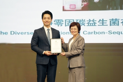 興大植物病理學系教授、循環經濟研究學院學程主任黃姿碧（右）團隊榮獲台北生技獎技轉合作獎優等獎，由台北市長蔣萬安頒獎。