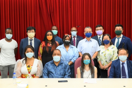 （Front Row, left-right） Madame Ambassador、Ambassador Promise Sithembiso Msibi、Prof. Chia-Lin Chang、Prof. Chia-Chung Chen （Back row, left-right）Students from the Kingdom of Eswatini、Prof. Yu- Ji Chan、Administrative Attaché Princess Dlamin, the daughter of 