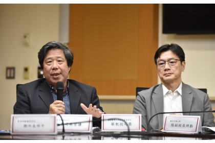 中央災害應變中心疫調小組專家指未落實蒸煮廚餘是此案例最大風險來源。團隊專家中興大學副校長張照勤（右）、臺大獸醫專業學院兼任教授蔡向榮（左）。（圖片提供／農業部）